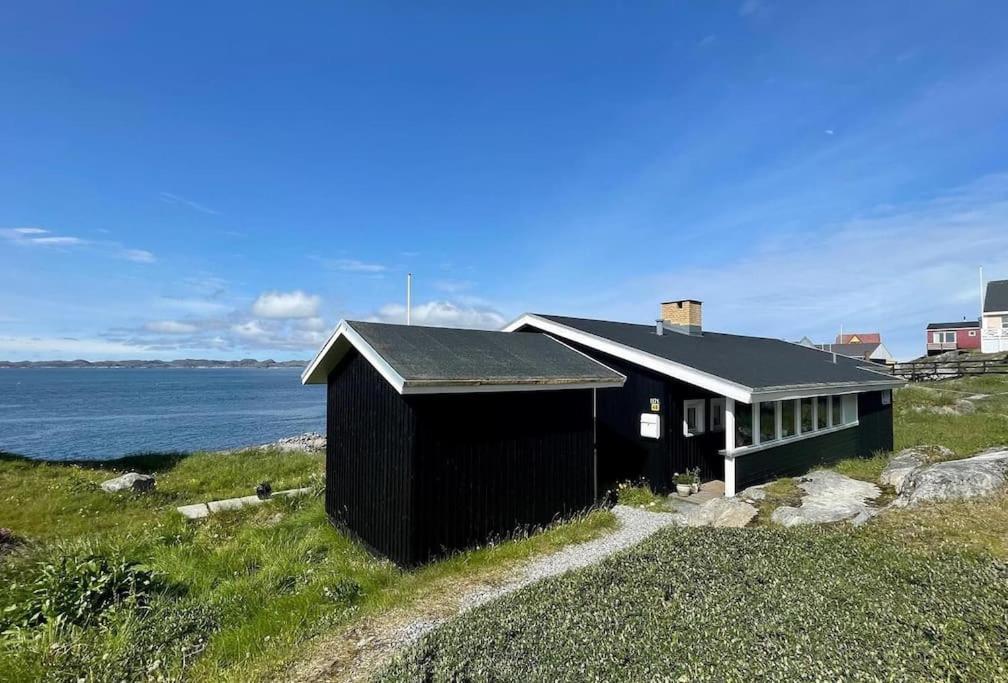 The Black House Tuapannguit 48 Vila Nuuk Exterior foto